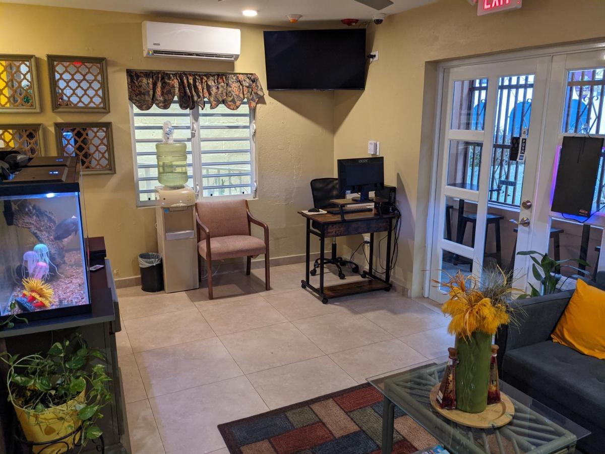Midtown Guest House Carlota Amalia Exterior foto