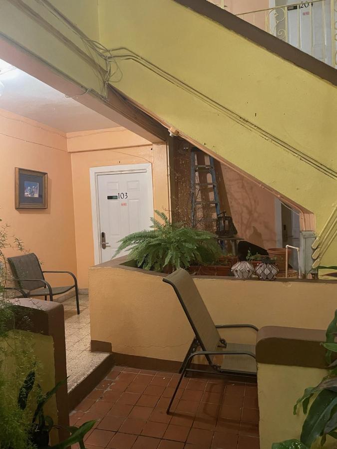 Midtown Guest House Carlota Amalia Exterior foto